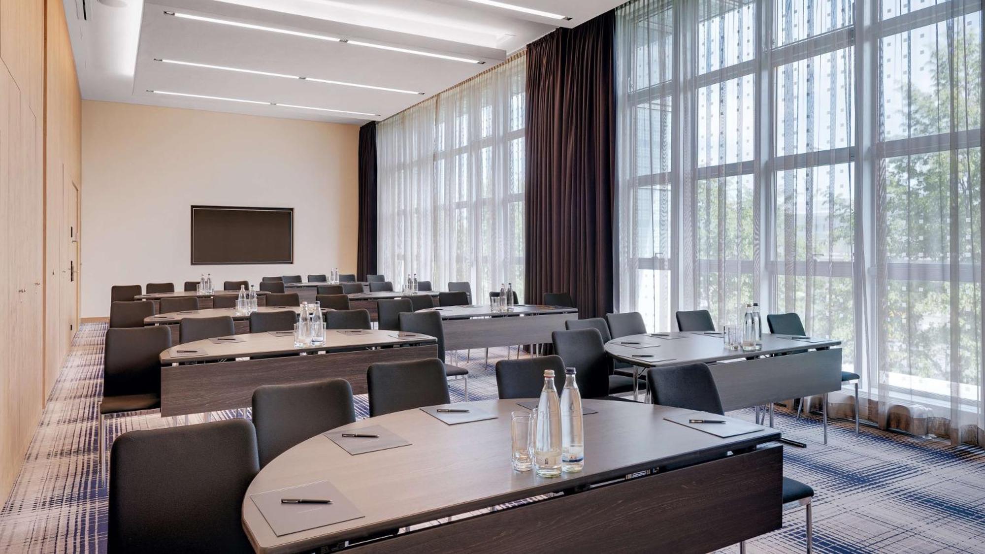 Hotel Hilton Munich Airport 4*